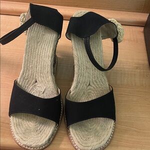 Reaction Kenneth Cole Black and Tan Espadrille Sandals